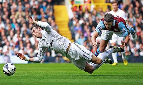 Bale ăn vạ cũng không kém Ronaldo.