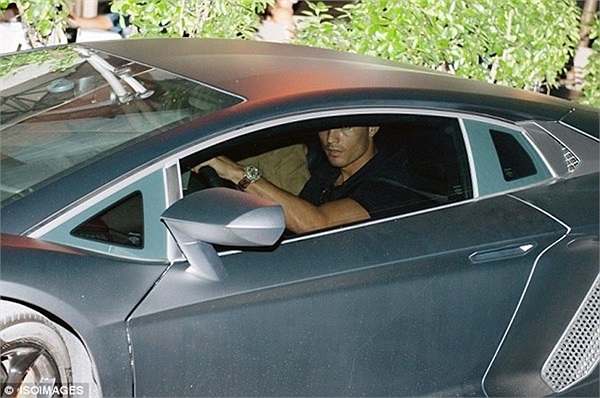 Ronaldo lái siêu xe Lamborghini Aventador 