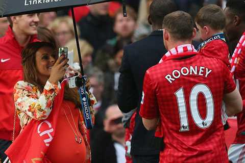 Vợ chồng Rooney ăn mừng