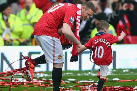 Rooney dắt con ăn mừng