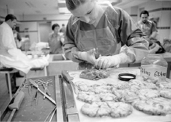 Một nữ nhân viên pháp y đang tiến hành lấy mẫu khám nghiệm.