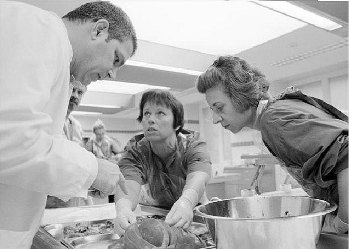 Các chuyên gia đang thảo luận trong khi khám nghiệm