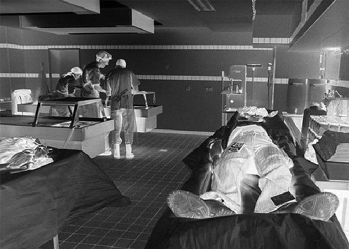 Cảnh tượng u ám bên trong khu khám nghiệm.