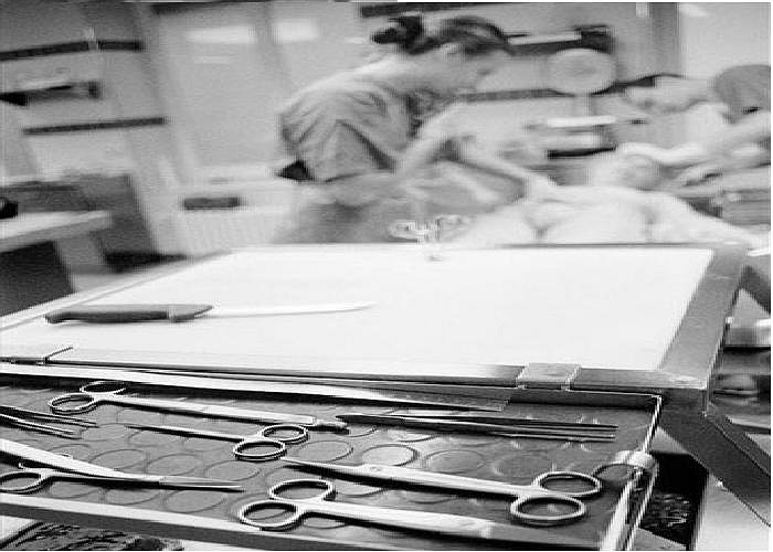 Các dụng cụ dùng trong việc khám nghiệm.