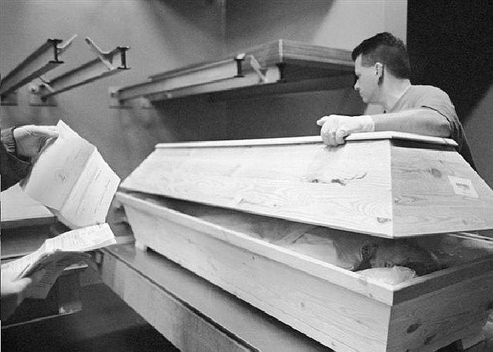 Kết thúc ca mổ, thân thể nạn nhân được chuẩn bị an táng.