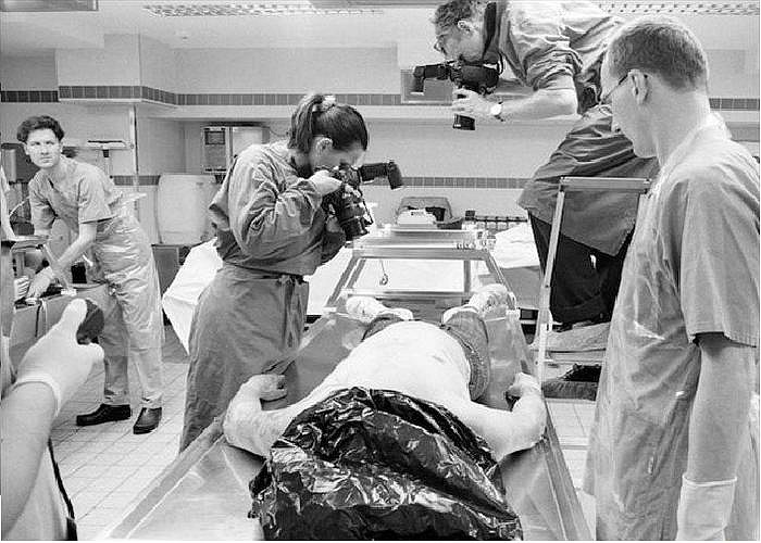Các nhân viên chụp lại hiện trạng trước khi đem đi mổ khám nghiệm. 