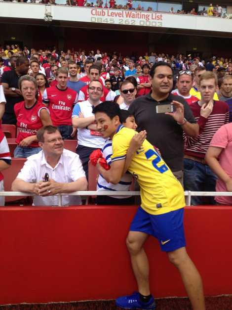 Running man Vu Xuan Tien và fan Arsenal