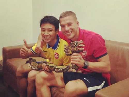 Running man tặng quà cho Podolski