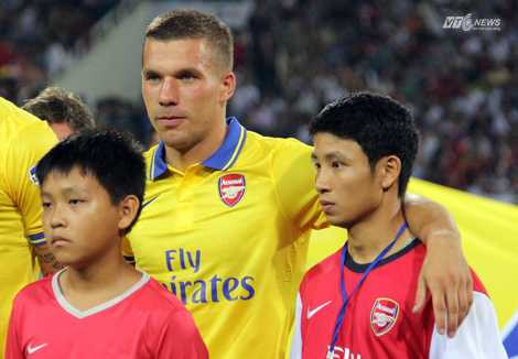 Vũ Xuân Tiến và Lukas Podolski (Ảnh: Nhạc Dương)