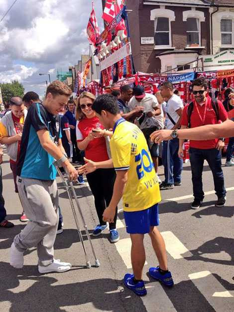 Vu Xuan Tien giao luu voi fan Arsenal