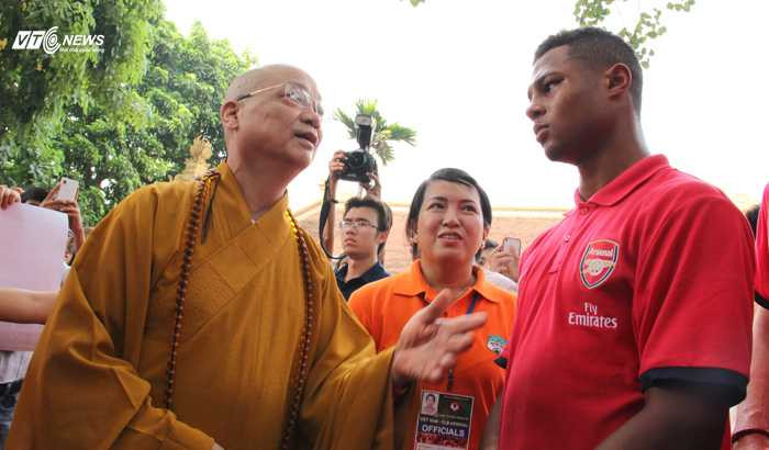 Arsenal thăm chùa Trấn Quốc