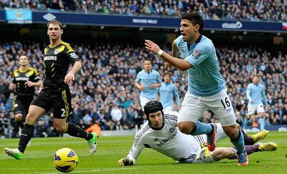 Petr Cech bất lực