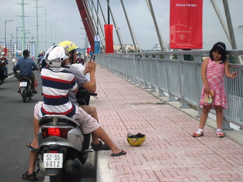 TP.HCM, cầu Bình Lợi, thông xe, chụp hình, nguy hiểm