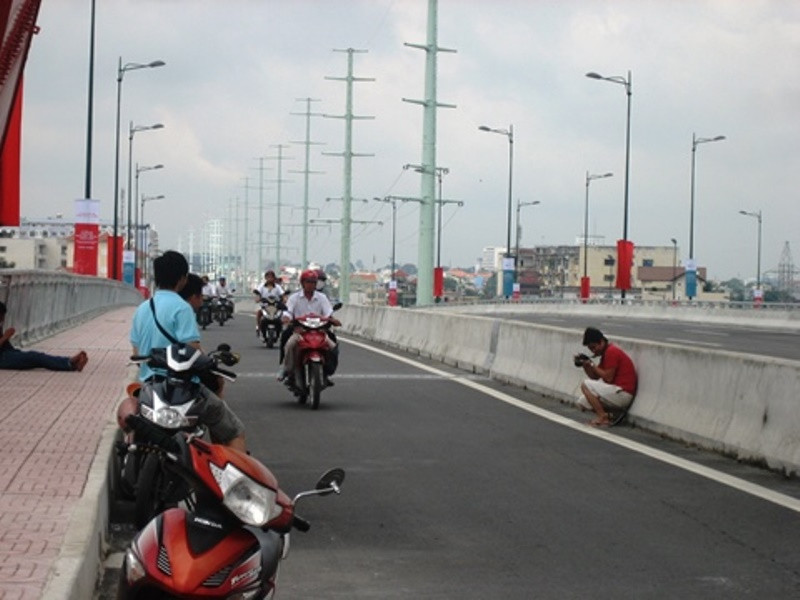 TP.HCM, cầu Bình Lợi, thông xe, chụp hình, nguy hiểm
