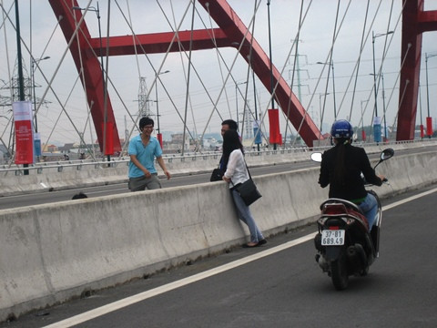 TP.HCM, cầu Bình Lợi, thông xe, chụp hình, nguy hiểm