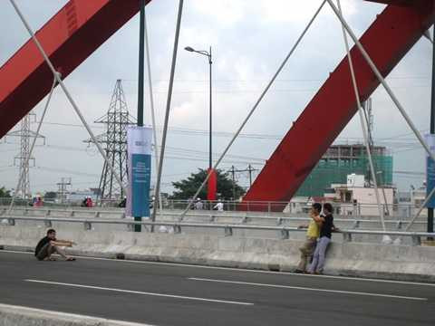 TP.HCM, cầu Bình Lợi, thông xe, chụp hình, nguy hiểm