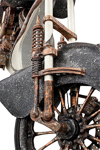 Thiết kế xe lấy cảm hứng từ nữ thần rắn Medusa với các chi tiết trang trí hình con rắn trên chắn bùn, khung xe... và đầu nữ thần rắn được gắn trên bình xăng. 