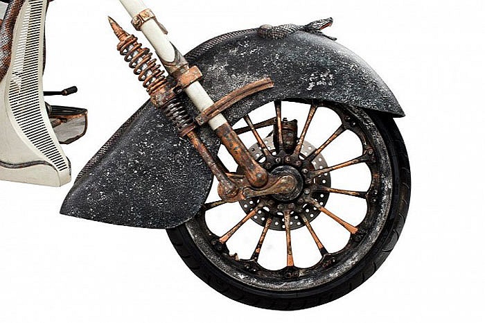 Thiết kế xe lấy cảm hứng từ nữ thần rắn Medusa với các chi tiết trang trí hình con rắn trên chắn bùn, khung xe... và đầu nữ thần rắn được gắn trên bình xăng. 