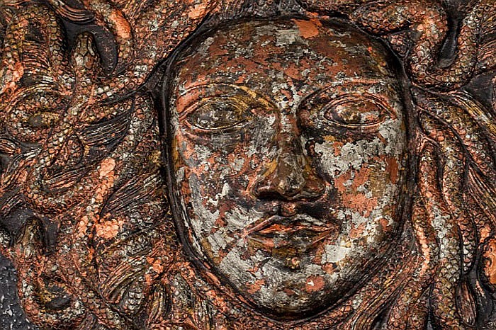 Thiết kế xe lấy cảm hứng từ nữ thần rắn Medusa với các chi tiết trang trí hình con rắn trên chắn bùn, khung xe... và đầu nữ thần rắn được gắn trên bình xăng. 