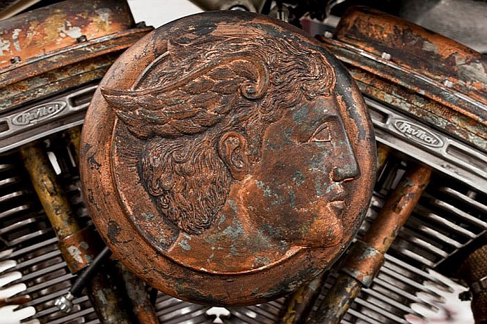 Thiết kế xe lấy cảm hứng từ nữ thần rắn Medusa với các chi tiết trang trí hình con rắn trên chắn bùn, khung xe... và đầu nữ thần rắn được gắn trên bình xăng. 