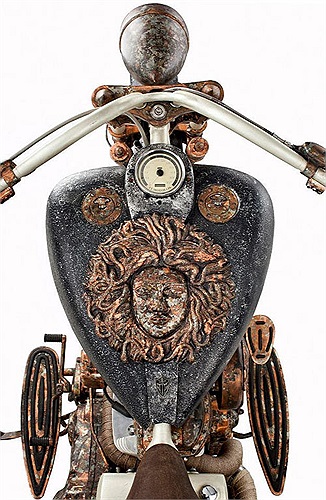 Thiết kế xe lấy cảm hứng từ nữ thần rắn Medusa với các chi tiết trang trí hình con rắn trên chắn bùn, khung xe... và đầu nữ thần rắn được gắn trên bình xăng. 