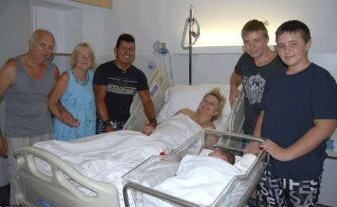 Maxime bên cạnh gia đình