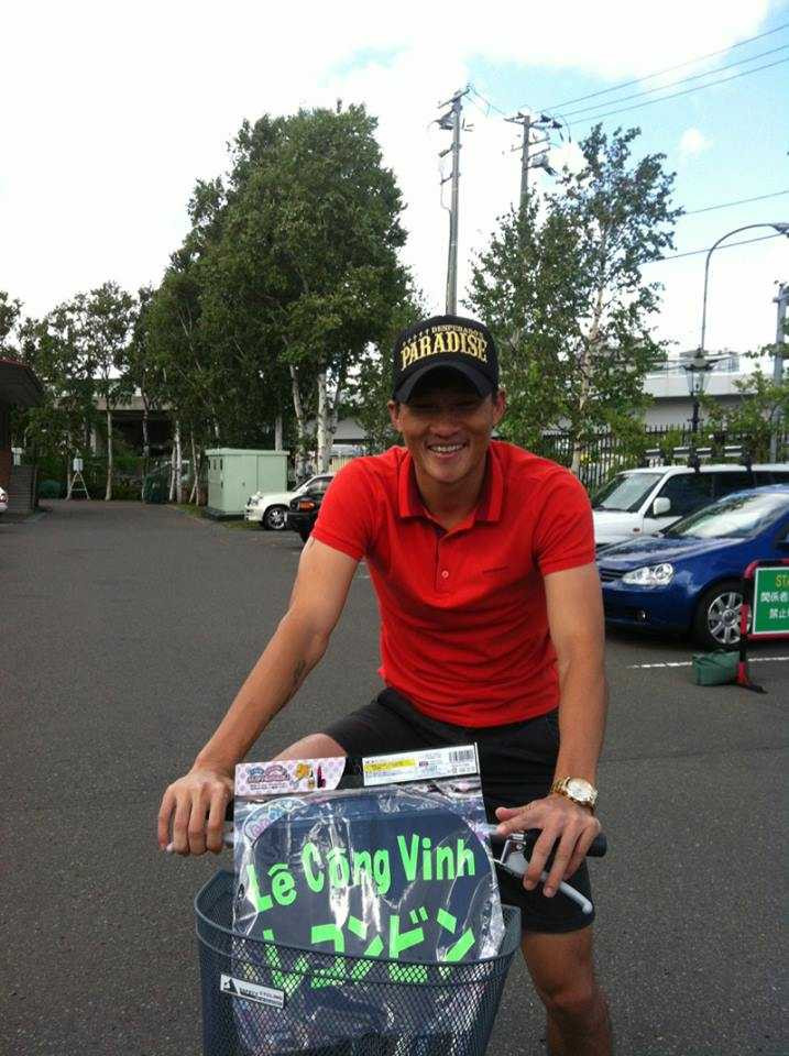Cong Vinh mua xe dap
