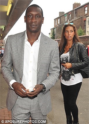 Đồng đội cũ Emile Heskey cũng đến chia vui cùng.