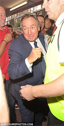...cùng cựu HLV Liverpool, Gerard Houllier cũng góp mặt.