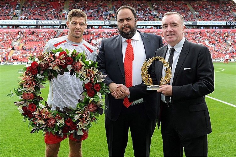 Được chủ tịch của Olympiacos trao vòng hoa lưu niệm.