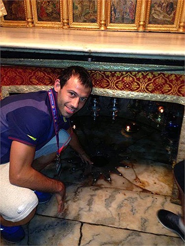 Mascherano vừa 'khoe' trên Facebook của mình rằng: 'Tôi đang ở một trong những nhà thờ lâu đời nhất thế giới'.