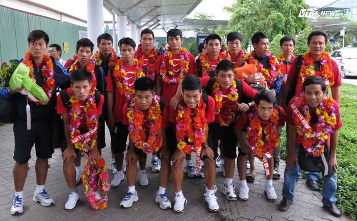 U19 Việt Nam nhận vòng hoa chiến thắng
