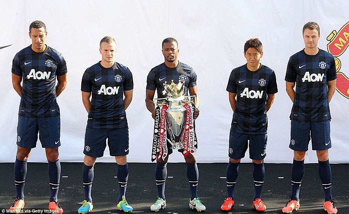 Evra còn tranh thủ khoe chức vô địch Premier League vừa giành được