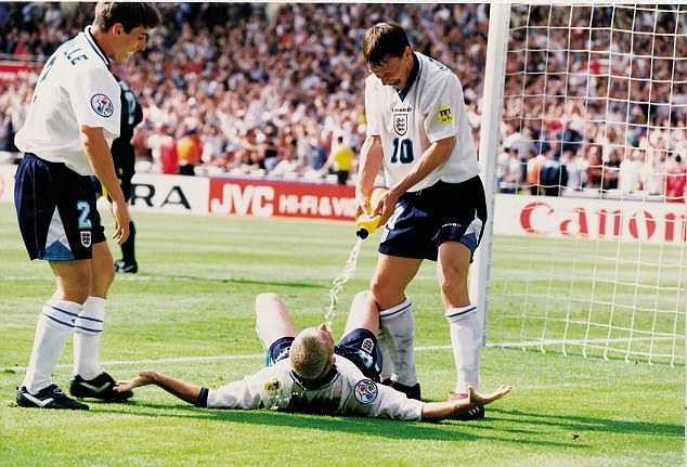 Hình ảnh ăn mừng phản cảm của Gascoigne và Sheringham