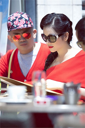 Sau chuyến bay dài, Lý Nhã Kỳ được đón tiếp rất nồng hậu ở Cannes. 