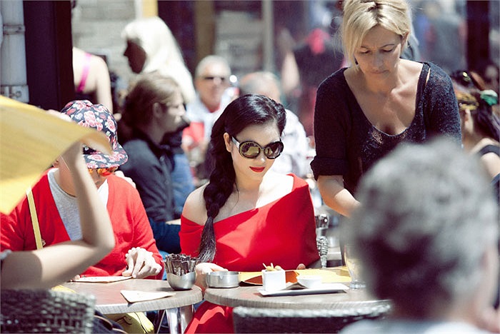 Lần đầu tiên đến thành phố biển xinh đẹp của nước Pháp, Lý Nhã Kỳ rất vui khi khám phá những điểm du lịch đặc sắc của nơi này. 