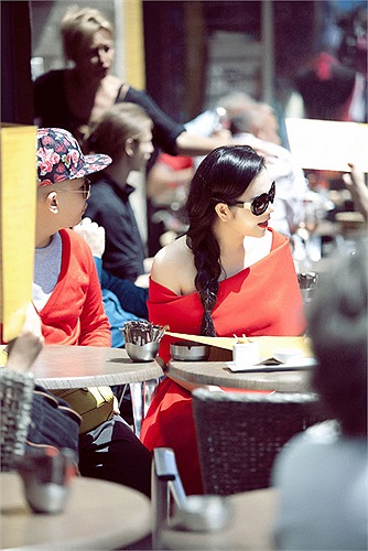 Cả thành phố Cannes tưng bừng với liên hoan phim với hàng ngàn người đổ về và những minh tinh hàng đầu thế giới hội tụ. 