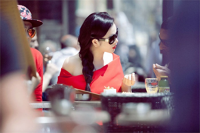 Cô đã có buổi tham quan bến cảng Cannes và chụp hình tại đây. 