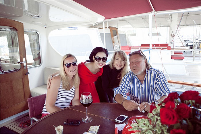 Đây là một nhà hàng đặc trưng của Pháp, với những chiếc bàn đặt trên hè phố chỉ ngăn cách với đường phố bằng hàng rào nhỏ hoặc bằng tấm kính để khách có cảm giác mình đang trên phố, hòa vào dòng người đi lại nhưng vẫn có cảm giác riêng tư, bình yên.