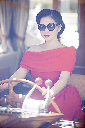 Cô đang tập lái tàu