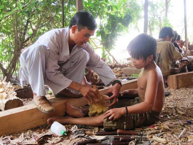 Giang hồ Sài Gòn khét tiếng một thời đang tận tình giạy nghề cho những đứa trẻ lang thang cơ nhỡ.