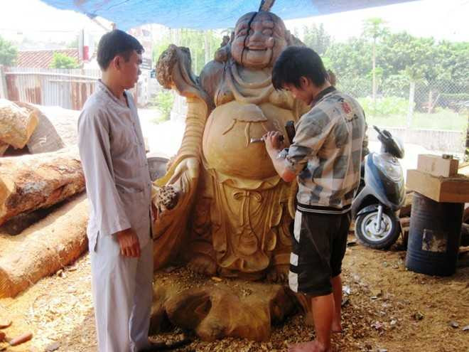 Xưởng gỗ của Hùng và những đứa trẻ mồ cô.