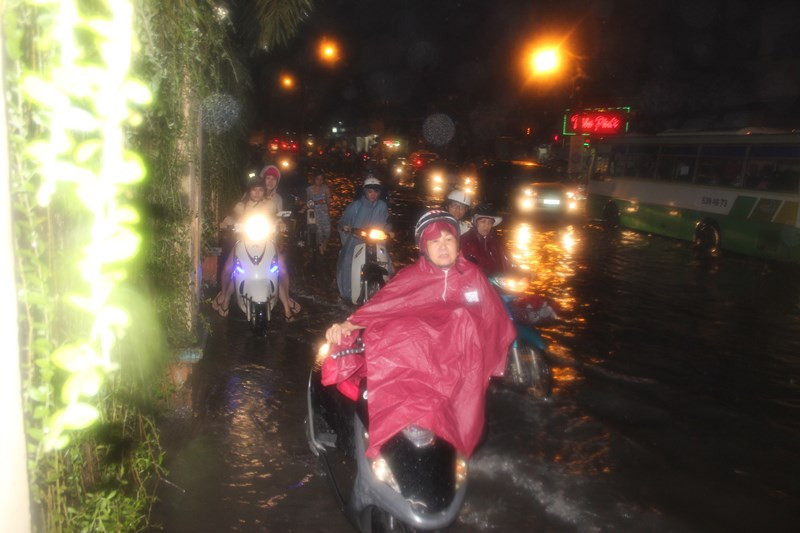 TP.HCM, mưa lớn, ngập nước, bơi, kẹt xe, Nguyễn Văn Quá, Hòa Bình