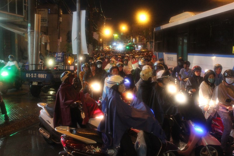 TP.HCM, mưa lớn, ngập nước, bơi, kẹt xe, Nguyễn Văn Quá, Hòa Bình