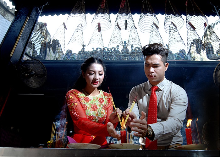 Đi cùng cô có vài người bạn, trong đó có ca sĩ Trương Thế Vinh.