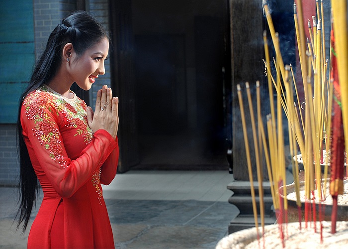 Thái Nhã Vân diện áo dài đỏ của nhà thiết kế Minh Châu để vào nơi trang nghiêm