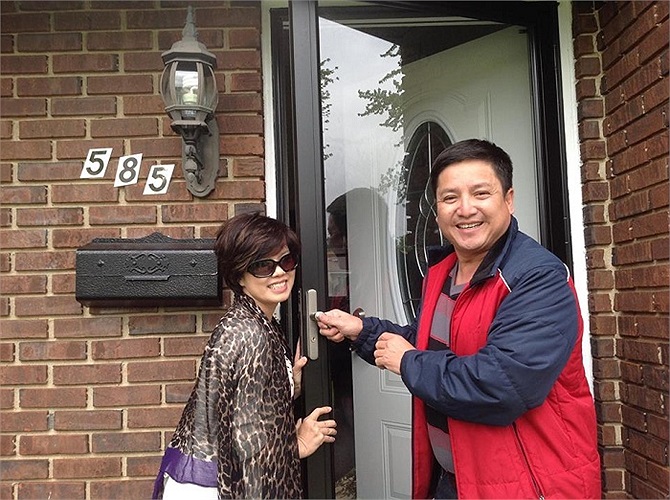 Hai vợ chồng Chí Trung - Ngọc Huyền trước cửa nhà em trai ruột Chí Trung.