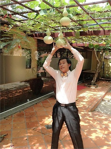 Võ Hoài Linh tạo dáng hài hước.