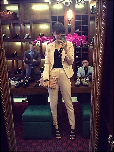 Phong cách thời trang mới của Văn Mai Hương.