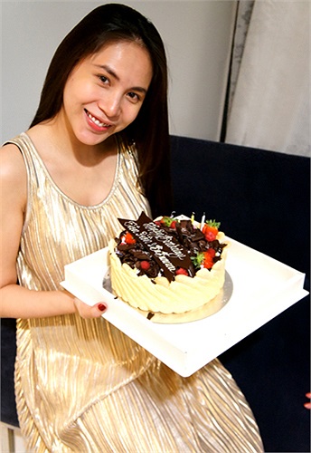 Khi mang thai tháng thứ 8, Thủy Tiên tổ chức sinh nhật vắng Công Vinh cũng được thông tin rộng rãi.